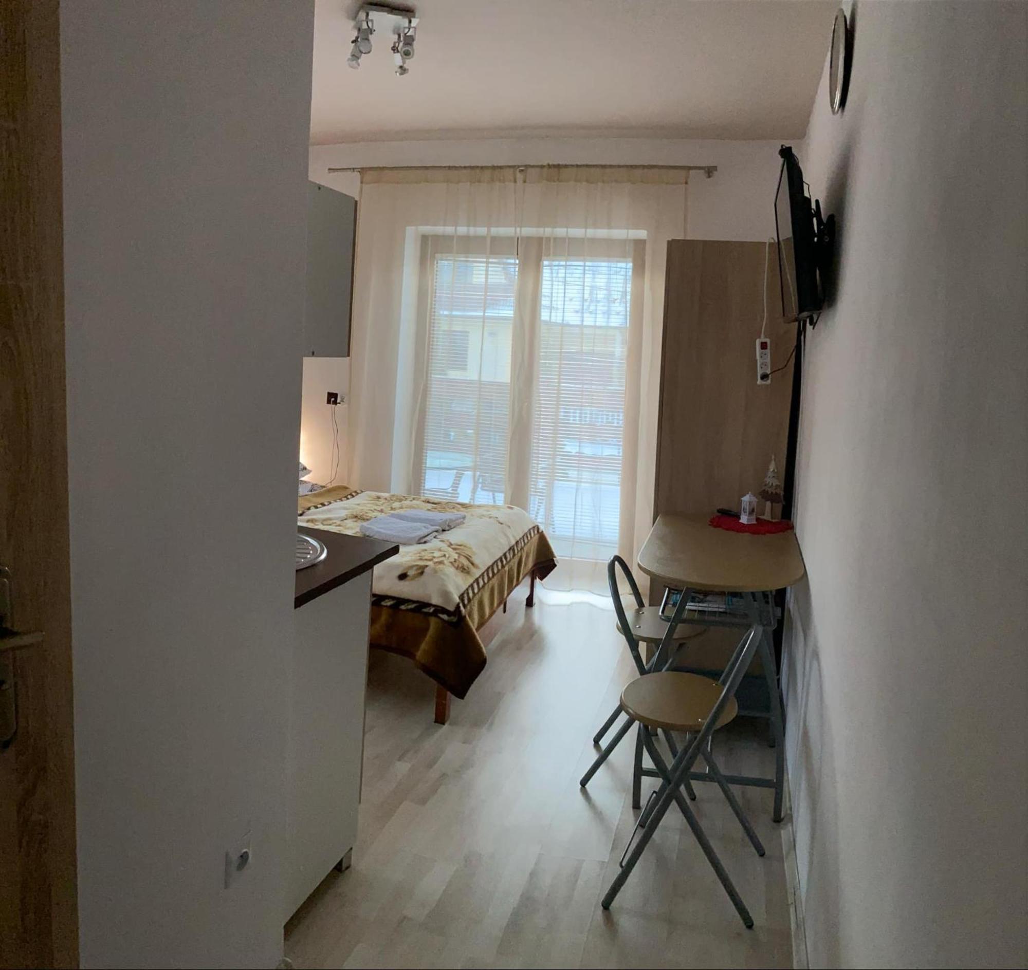 Zakoporoniec Apartment โปโรนิน ภายนอก รูปภาพ